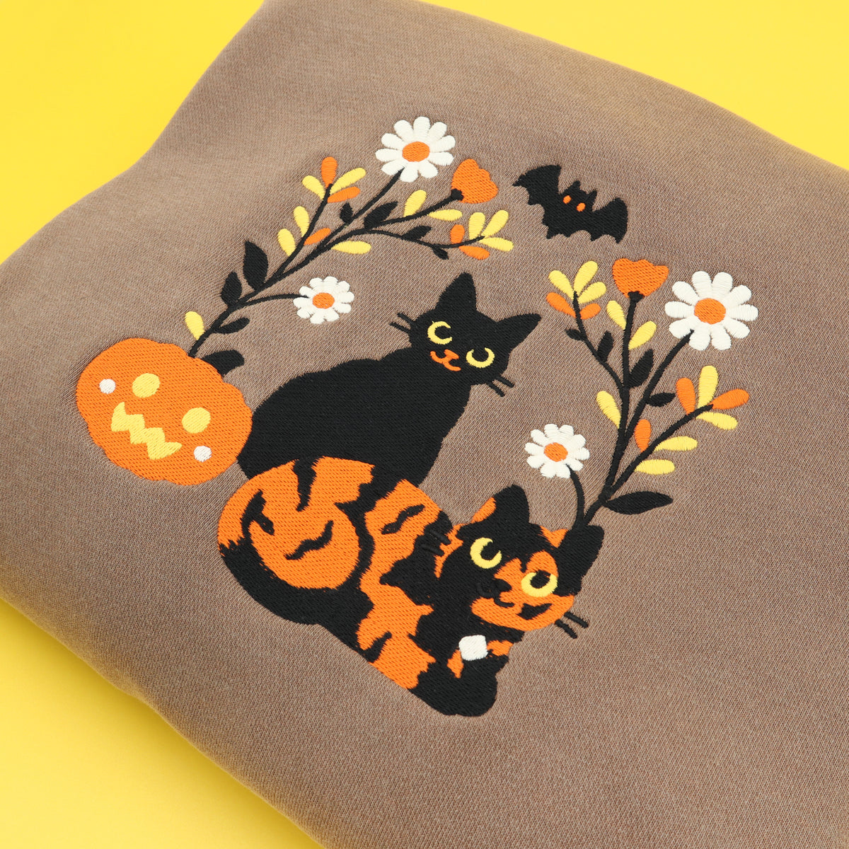 &quot;Halloween Cats&quot; Embroidered Crewneck Sweatshirt - Brown